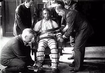 Tử tù sẽ bị trói chặt vào ghế điện. Chiếc ghế này được thiết kế có một dòng điện cực lớn sẽ chạy qua người tù nhân khi bật công tắc. Người ta sử dụng dòng điện mạnh có cường độ hàng nghìn vôn chạy qua cơ thể tử tù khiến cho các mạch máu dưới da của phạm nhân bị vỡ ra và chảy ra ngoài. Tử tù sẽ chết trong khoảng 8 phút.