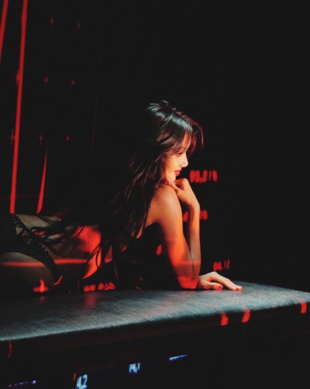 Một góc máy cho thấy Lisa chỉ mặc nội y trong màn trình diễn solo.