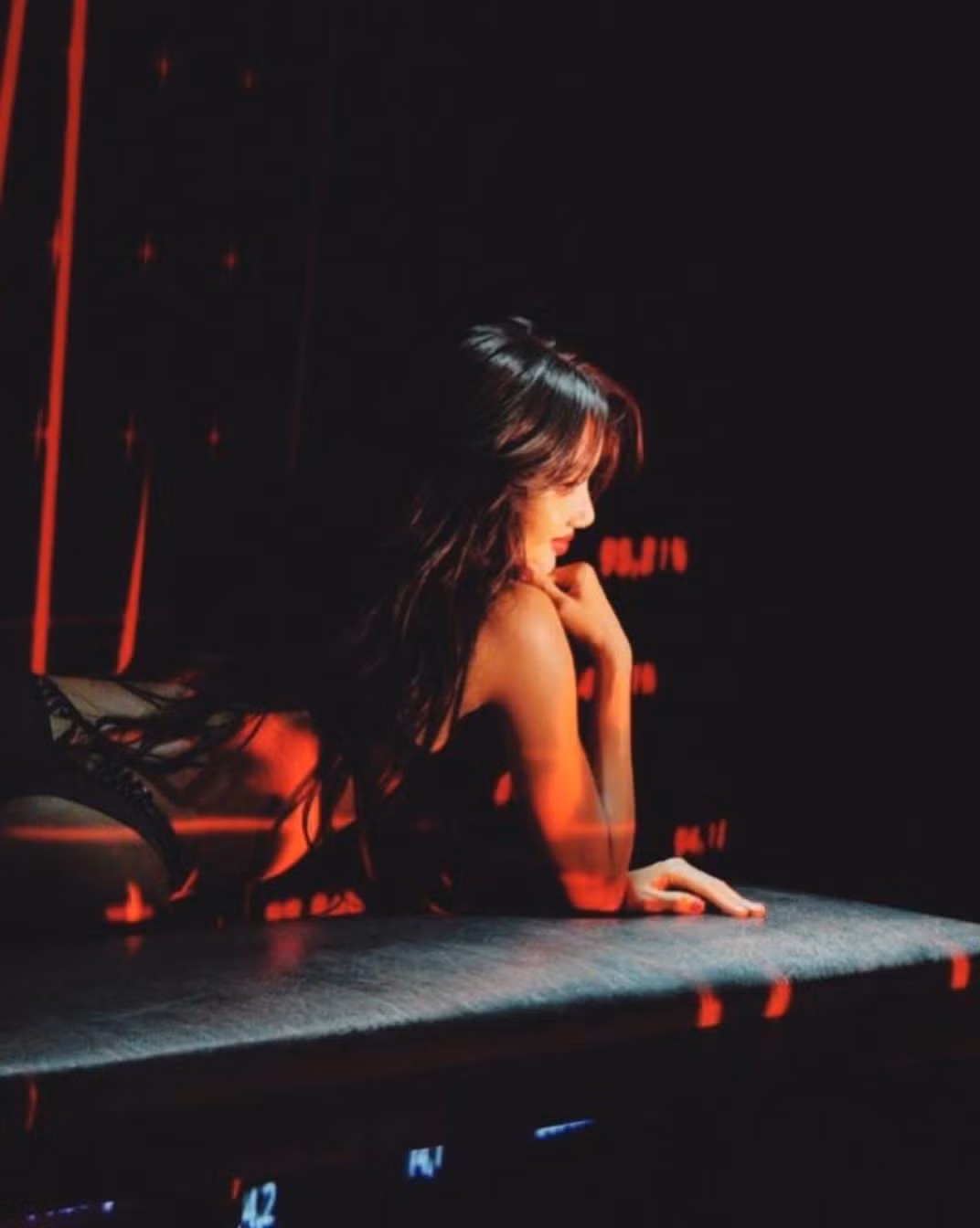 Một góc máy cho thấy Lisa chỉ mặc nội y trong màn trình diễn solo.