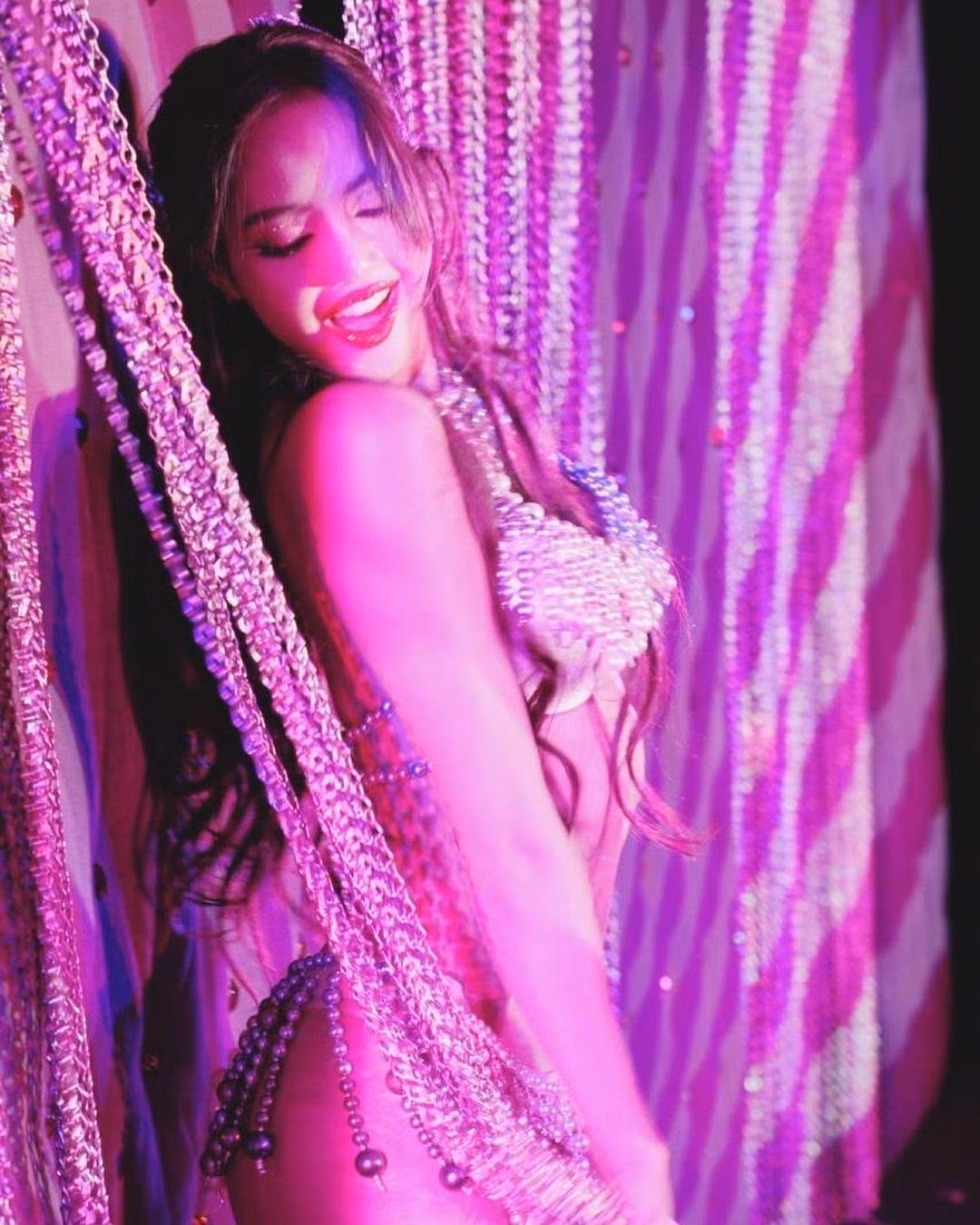 Theo Crazy Horse, đã có 50.000 người cạnh tranh mua vé xem Lisa diễn. Tất cả vé đều được bán sạch cho 5 buổi diễn, đám đông tụ tập để gặp gỡ thần tượng rời khỏi địa điểm vào cuối đêm diễn.