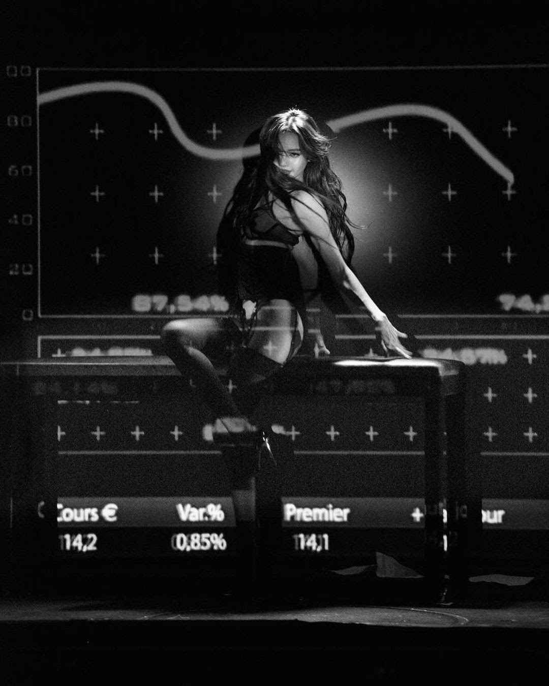 Vì lần xuất hiện này, Lisa nhận nhiều phản ứng trái chiều, nhất là ở thị trường Trung Quốc. Không ít cư dân mạng cho rằng Lisa tự hủy hoại hình tượng, chỉ trích Crazy Horse và fan Lisa đánh tráo khái niệm, nâng cao quan điểm về nữ quyền, nghệ thuật khi thần tượng diễn ở bar thoát y. Ảnh: Instagram.