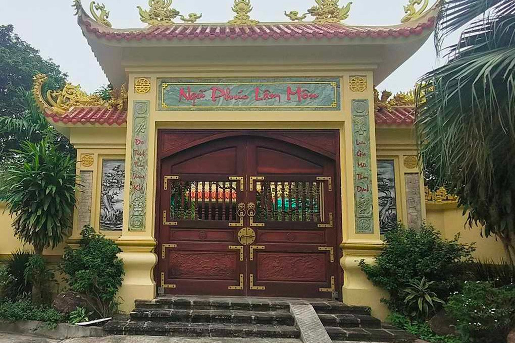 Ong Luu Binh Nhuong bi bat: Cong an kham nha o que, chup anh 2 cong go-Hinh-2