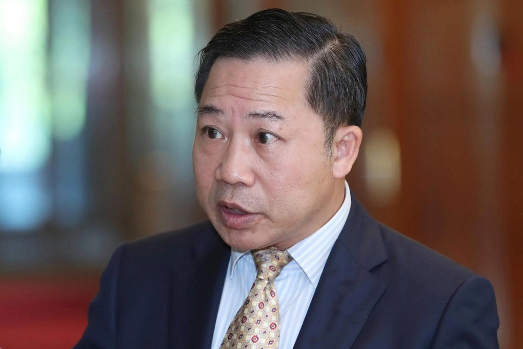 Ong Luu Binh Nhuong bi bat: Cong an kham nha o que, chup anh 2 cong go-Hinh-3