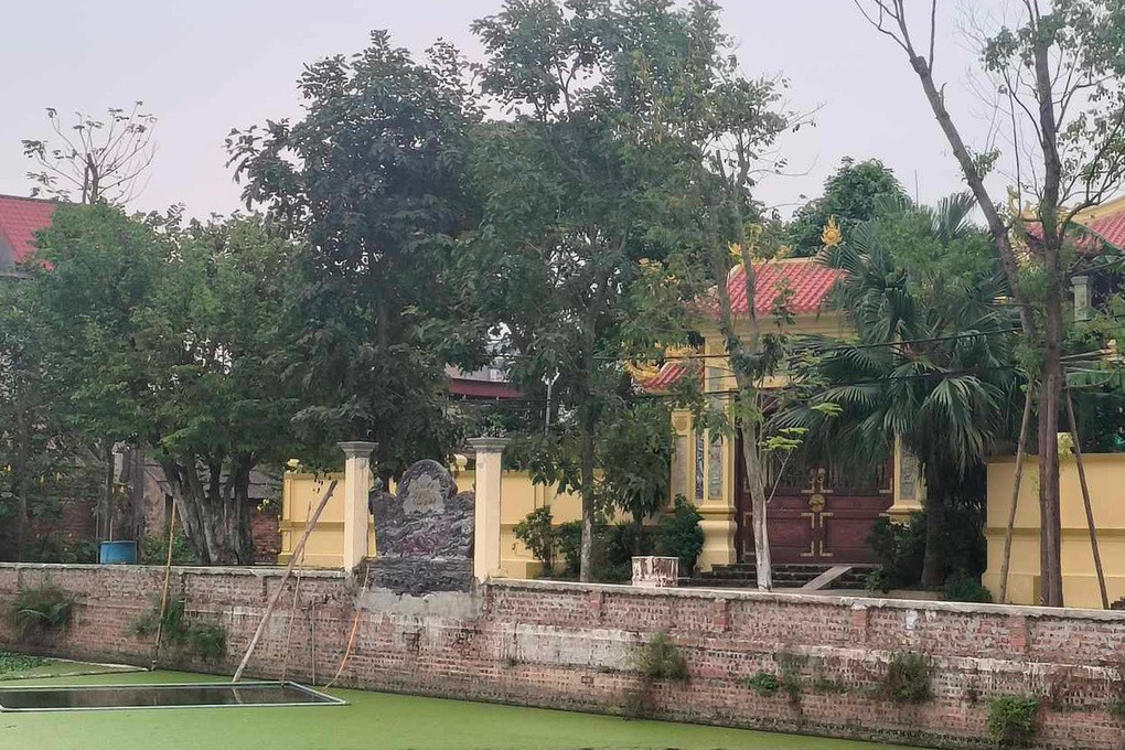 Ong Luu Binh Nhuong bi bat: Cong an kham nha o que, chup anh 2 cong go