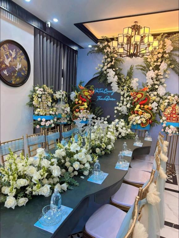 Hà Trí Quang và Thanh Đoàn đã sử dụng một triệu bông hoa hồng để phủ khắp căn biệt thự khủng của mình. Cả hai còn đặt nghệ nhân làm thủ công cổng cưới bằng rau củ, lá dừa đậm chất miền Tây. Bạn thân của cả hai là Hồ Bích Trâm tiết lộ điểm độc đáo trong khâu trang trí là cặp đôi này đã thay thế chi tiết đôi long - phụng thành hình ảnh 2 con rồng và phủ kín hoa cả lối đi vào nhà.