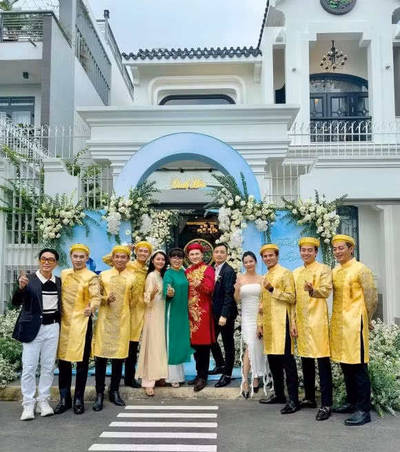 Điều gây ấn tượng nhất là dàn phụ rể bê tráp cho Hà Trí Quang như: Quốc Trường, Nguyên Vũ, Huỳnh Quý... Đây đều là những gương mặt sao nam nổi tiếng và cực điển trai của showbiz Việt. Tất cả diện áo dài vàng rất chỉn chu. Bên cạnh đó, nhiều nghệ sĩ khác như: Phương Dung, Thanh Hiền, Hồ Bích Trâm... cũng đến chung vui với Hà Trí Quang.