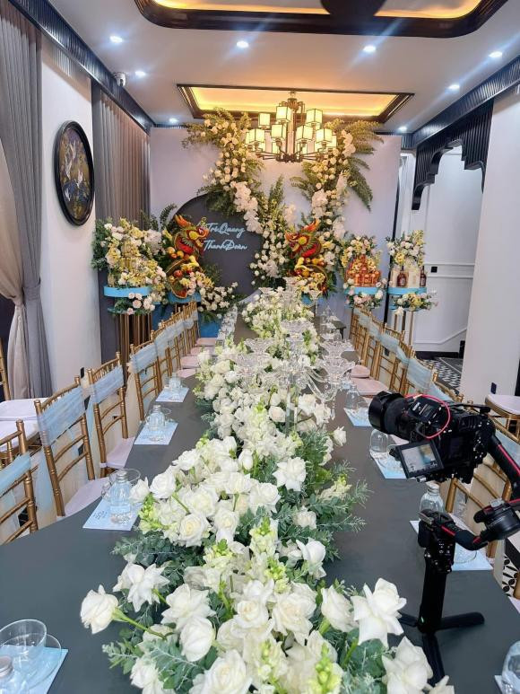 Không gian lễ ăn hỏi được bày trí vô cùng tinh tế của Hà Trí Quang và Thanh Đoàn.