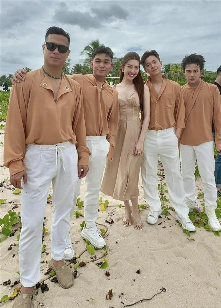 húy Ngân và dàn sao nam Trương Thế Vinh, Jun Phạm, Ngô Kiến Huy và Duy Khánh tạo dáng tại bãi biển. Sau hôn lễ ở quê chú rể, Puka và Gin Tuấn Kiệt tiếp tục tổ chức hôn lễ ở TPHCM và Đồng Tháp (quê cô dâu).