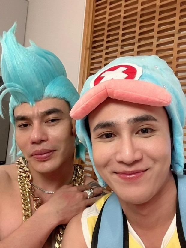 ê Dương Bảo Lâm và Huỳnh Lập chịu khó hóa trang trong tiệc tối. Hình ảnh quấn khăn trùm kín người sau khi ngã xuống bể bơi của Huỳnh Lập cũng được chia sẻ nhiều không kém Hòa Minzy.