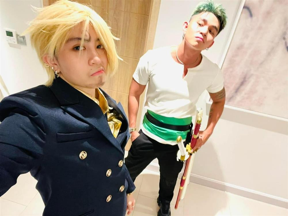 un Phạm khoe cơ bắp trong tạo hình thợ săn hải tặc Zoro, trong khi Gil Lê có tạo hình đầu bếp bất cần.