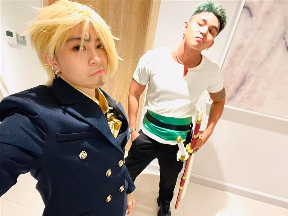 Jun Phạm khoe cơ bắp trong tạo hình thợ săn hải tặc Zoro, trong khi Gil Lê có tạo hình đầu bếp bất cần.