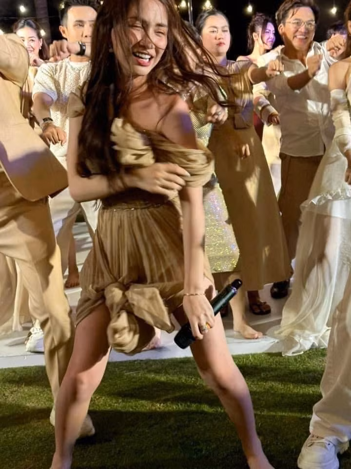 Bức ảnh so sánh lúc đi hết mình, lúc về "hết hồn" của Hòa Minzy đang viral trên các nền tảng từ TikTok đến Facebook. Nhiều người bình luận đây là tình trạng chung của hội người lầy khi ăn cưới bạn thân.