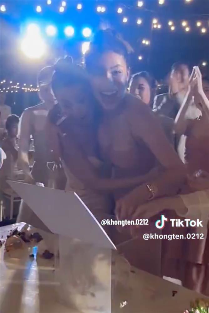 inh Tú bắt được hoa cưới từ Puka. Trước đó, trên trang cá nhân, nữ người mẫu nói sẽ lấy chồng nếu chụp được hoa. Cô bị người hâm mộ yêu cầu thực hiện lời hứa vì nhiều lần hứa suông chuyện lấy chồng.