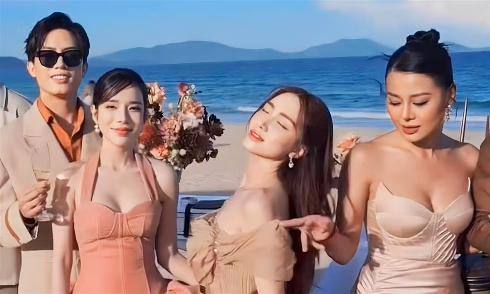 Trước khi quẩy nhiệt tình trong tiệc cưới, dàn sao mặc gợi cảm và chỉn chu. Trong ảnh, Hòa Minzy và Nam Thư tranh thủ khoe dáng.