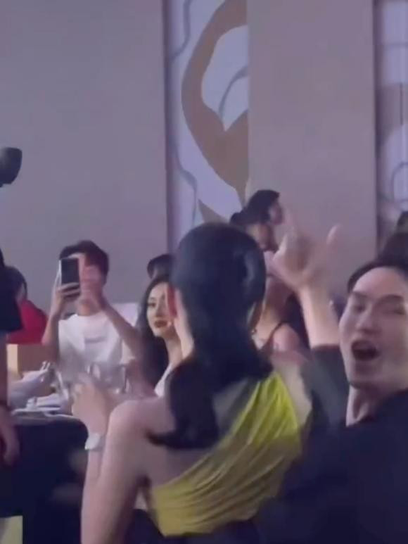 Huong Giang bi phat hien nhun nhay, ngoi vao long chang trai la-Hinh-2