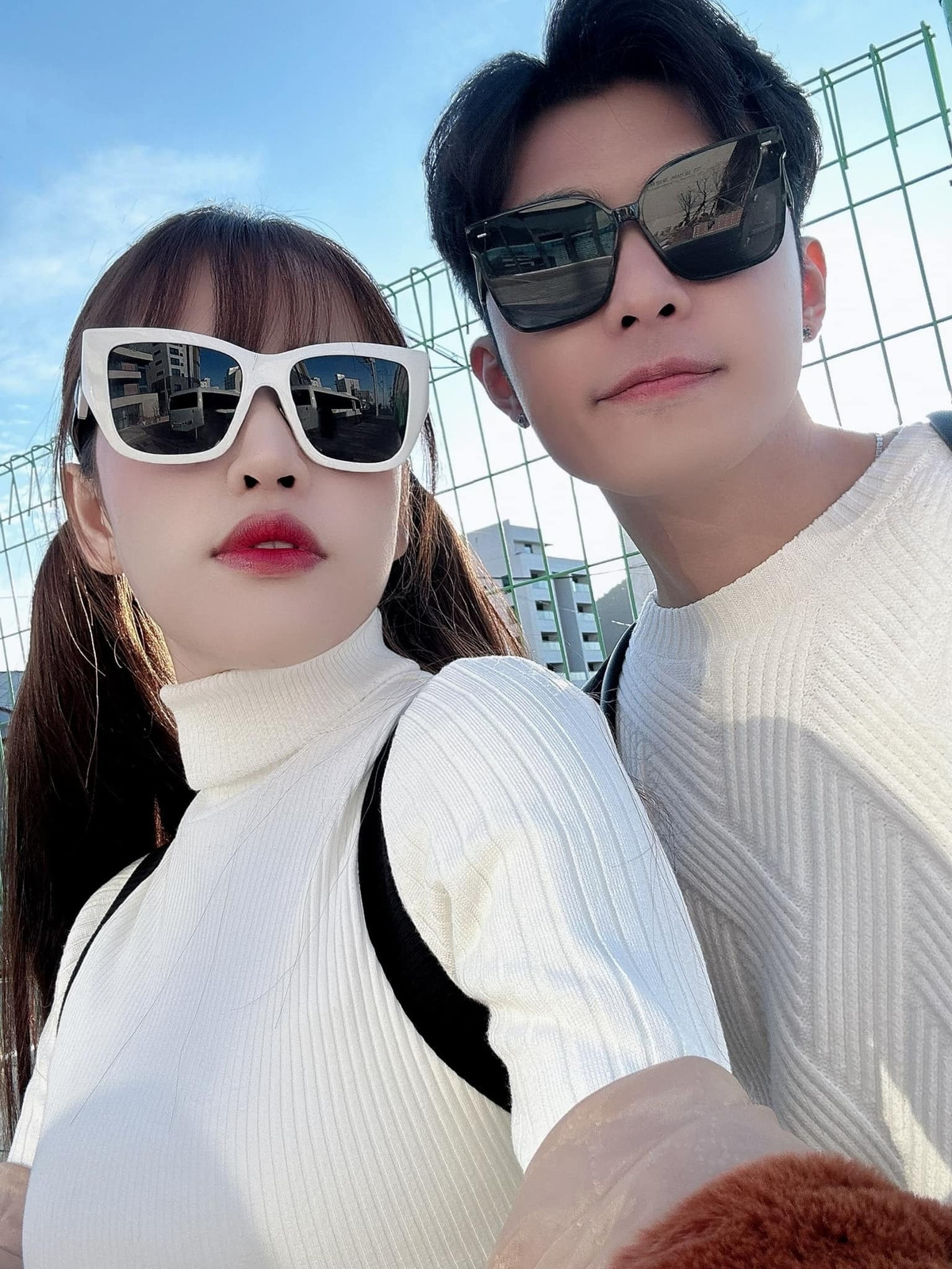 Puka sinh năm 1989 hơn Gin Tuấn Kiệt 4 tuổi. Cô diễn xuất ở sân khấu kịch và nhiều tác phẩm truyền hình hay điện ảnh như Găng tay đỏ, Chạy đi rồi tính, Yêu đi đừng sợ, Anh em siêu quậy… Trong khi đó, Gin Tuấn Kiệt phát triển song song hoạt động âm nhạc và diễn xuất.