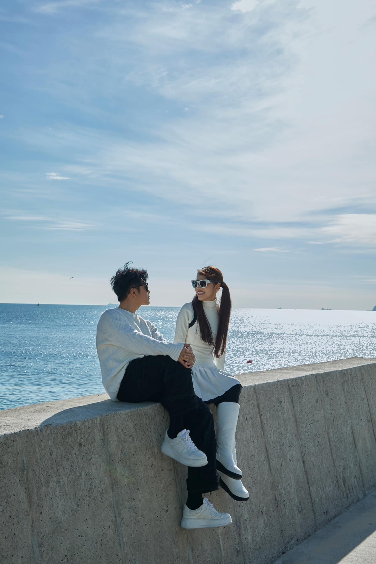 Puka và Gin Tuấn Kiệt hẹn hò từ năm 2019 nhưng giấu kín thông tin suốt nhiều năm. Tin đồn họ hẹn hò nhiều lần gây xôn xao nhưng khi được hỏi, cả hai đều né tránh. Tháng 9, hai người lần đầu xác nhận chuyện hẹn hò và cầu hôn.