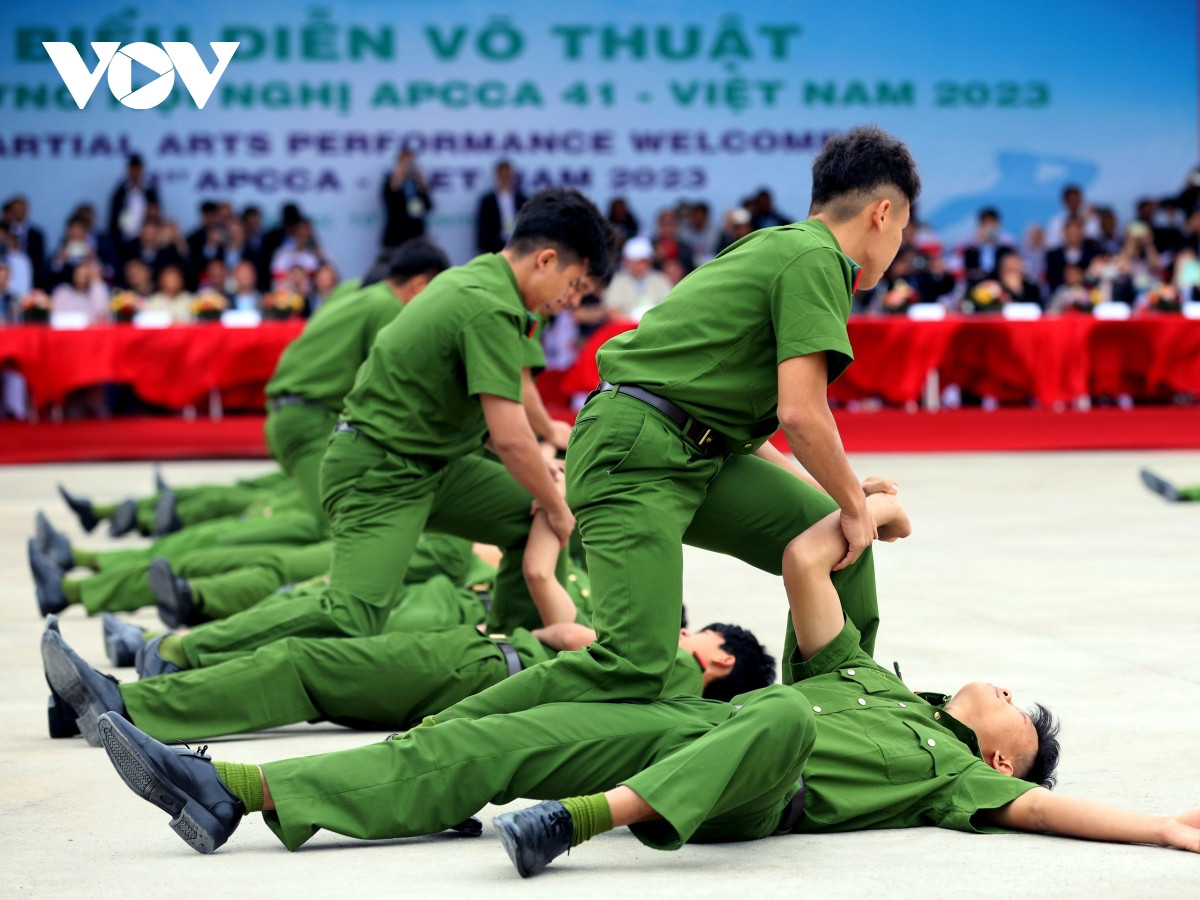“Trong những năm qua, trại giam Thanh Xuân không có phạm nhân trốn trại, không có phạm nhân phạm tội mới, có 3.617 lượt phạm nhân được Chủ tịch nước quyết định Đặc xá; 148 lượt được Tòa án quyết định tha tù trước thời hạn có điều kiện và hơn 36.000 lượt phạm nhân được giảm thời hạn chấp hành án phạt tù, trả về cho gia đình và xã hội hàng chục nghìn lượt phạm nhân lương thiện, có ích cho xã hội” – Đại tá Hoàng Văn Hiệp nhấn mạnh và cho biết, năm 2000, trại giam Thanh Xuân vinh dự được Chủ tịch nước tặng danh hiệu “Anh hùng lực lượng VTND trong thời kỳ đổi mới” và nhiều phần thưởng cao quý khác.