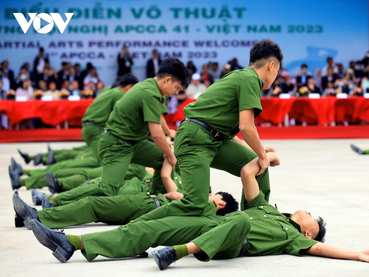 “Trong những năm qua, trại giam Thanh Xuân không có phạm nhân trốn trại, không có phạm nhân phạm tội mới, có 3.617 lượt phạm nhân được Chủ tịch nước quyết định Đặc xá; 148 lượt được Tòa án quyết định tha tù trước thời hạn có điều kiện và hơn 36.000 lượt phạm nhân được giảm thời hạn chấp hành án phạt tù, trả về cho gia đình và xã hội hàng chục nghìn lượt phạm nhân lương thiện, có ích cho xã hội” – Đại tá Hoàng Văn Hiệp nhấn mạnh và cho biết, năm 2000, trại giam Thanh Xuân vinh dự được Chủ tịch nước tặng danh hiệu “Anh hùng lực lượng VTND trong thời kỳ đổi mới” và nhiều phần thưởng cao quý khác.