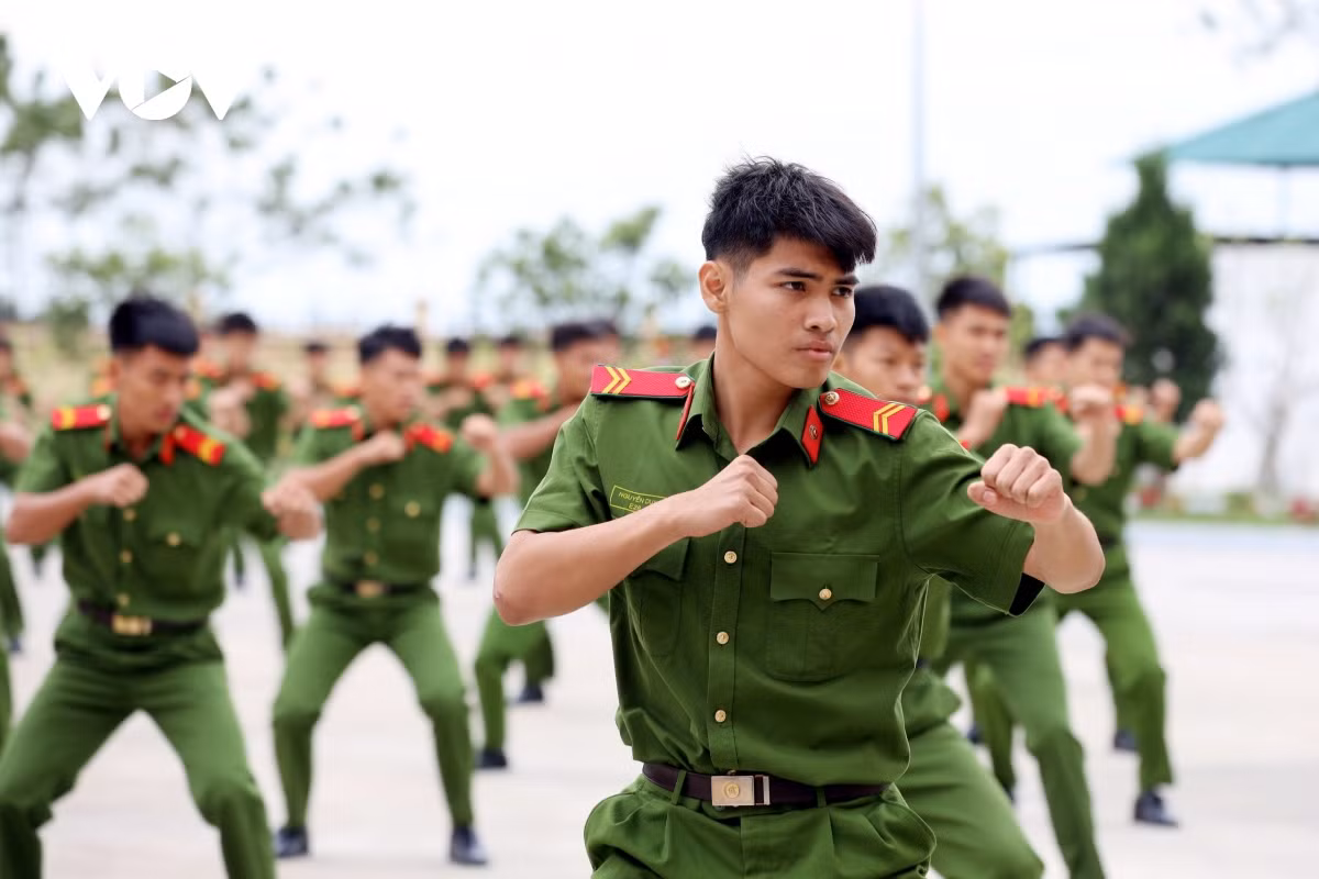 "Về chế độ gặp thân nhân, nhận quà, nhận, gửi thư và liên lạc điện thoại, phạm nhân được gặp thân nhân, được gọi điện thoại cho thân nhân. Đối với những phạm nhân có kết quả xếp loại từ khá trở lên được xem xét, giải quyết cho gặp thân nhân (vợ hoặc chồng) thêm giờ ở phòng riêng", Đại tá Hoàng Văn Hiệp nói.