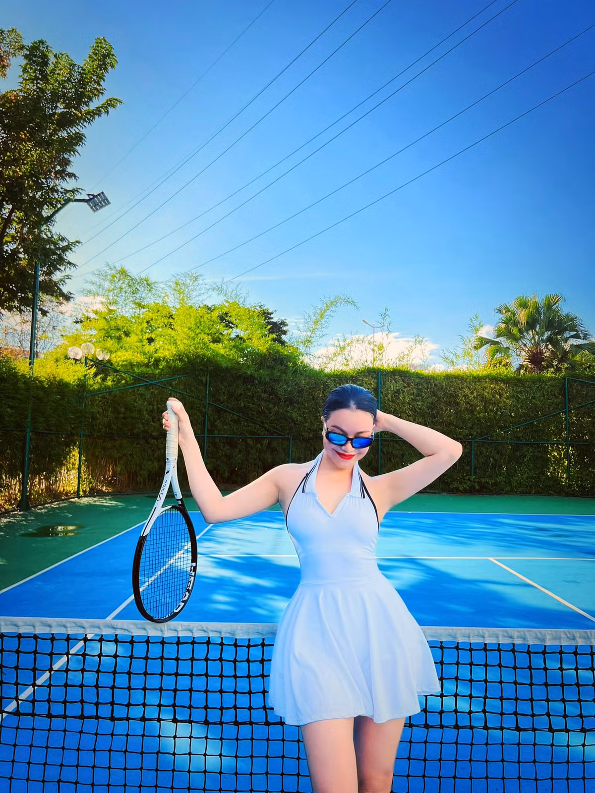 Người đẹp Trà Ngọc Hằng gợi cảm trên sân tennis.