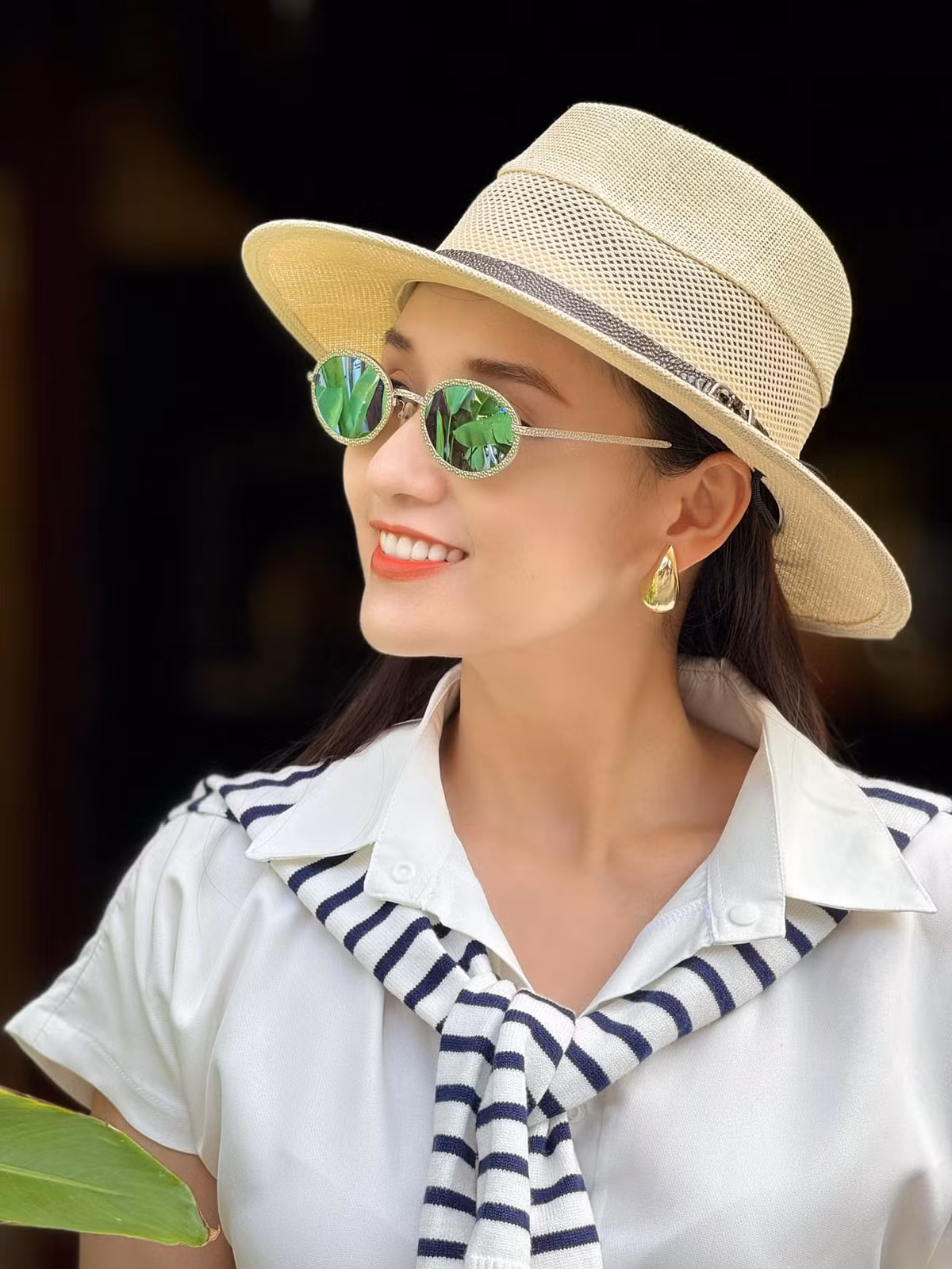 Diễn viên Lã Thanh Huyền như quý cô sang chảnh ở Hội An.