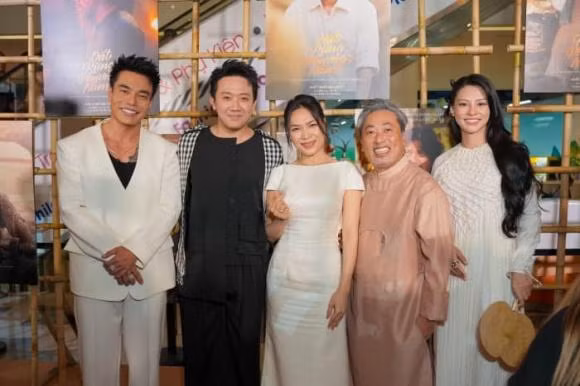 My Tam om va nung Mai Tai Phen, thot len me 