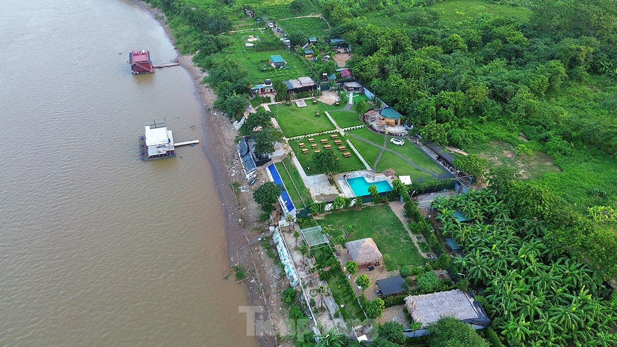 Hiện tại, nhiều diện tích trên bãi giữa sông Hồng bị lấn chiếm xây dựng khu vui chơi, nhà hàng.