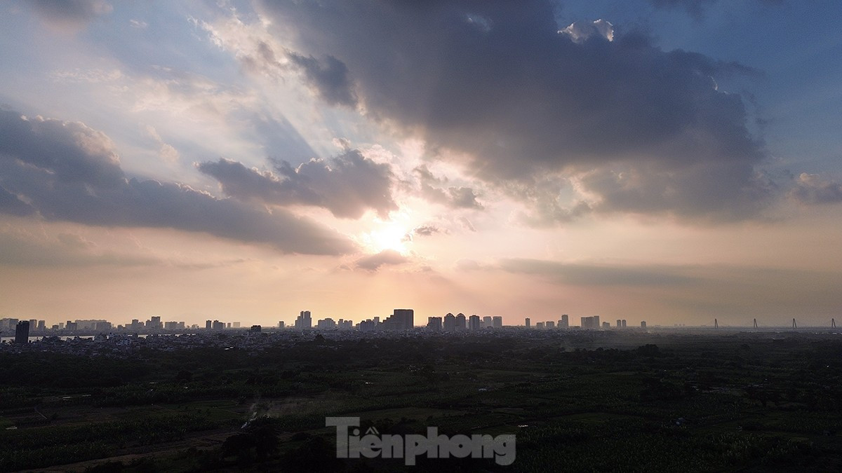 Sông Hồng nhìn về phía Hồ Tây với hoàng hôn tuyệt đẹp mỗi buổi chiều xuống.