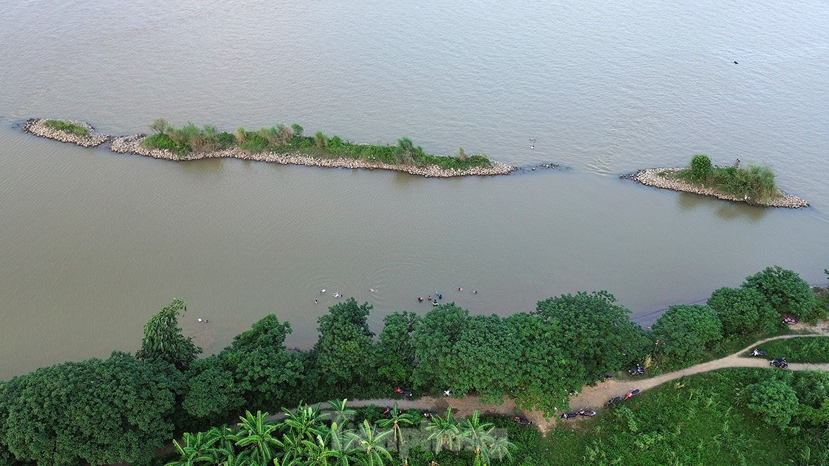 Những năm gần đây, dòng nước sông Hồng cũng trở nên hiền hòa yên ả do hệ lụy của việc xây dựng nhiều nhà máy thủy điện ở vùng thượng lưu.