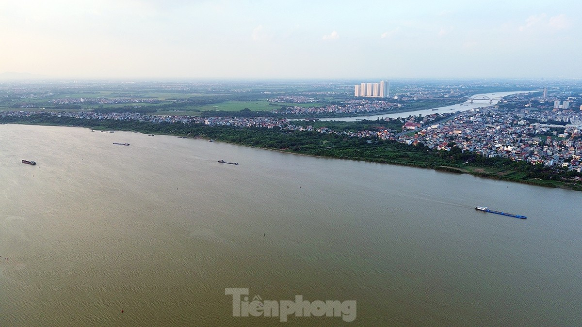 Từ bãi giữa sông nhìn về phía sông Đuống từ trên cao.