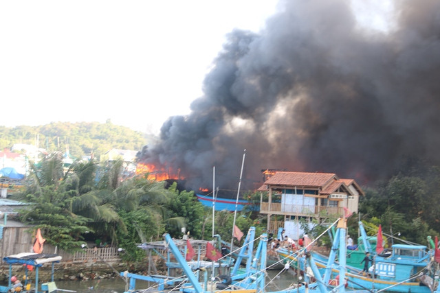 ##ss###style="font-size: 16px; text-align: justify;">Theo báo cáo nhanh của Công an tỉnh Bình Thuận, vụ cháy xảy ra khoảng 15 giờ cùng ngày tại khu vực neo đậu sửa chữa tàu của Công ty TNHH sửa chữa và đóng tàu Phan Thiết (khu phố 2, phường Phú Hài, TP Phan Thiết). Có ít nhất 10 chiếc tàu công suất lớn bị cháy, chưa ghi nhận thiệt hại về người.