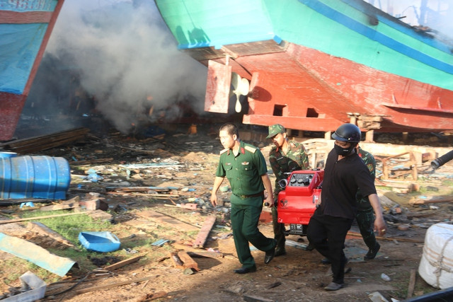 Các máy bơm ;liên tục được bổ sung để dập lửa.