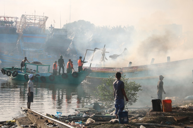 ##ss###style="font-size: 16px; text-align: justify;">Lực lượng PCCC được chia ra nhiều hướng tiếp cận hiện trường để khống chế đám cháy từ nhiều tàu xảy ra cùng một lúc.