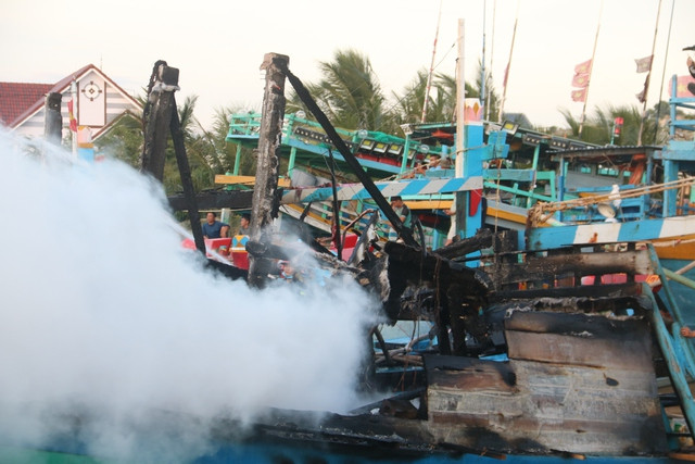 Hiện trường đa phần là vật liệu dễ cháy. Công an tỉnh Bình Thuận thông tin, nguyên nhân ban đầu vụ cháy xác định do một nhóm công nhân trong quá trình hàn ống bô tàu cá BTh 99897 TS thì bụi hàn rơi vãi xuống khu vực sàn tàu có dầu nhớt dẫn đến cháy.