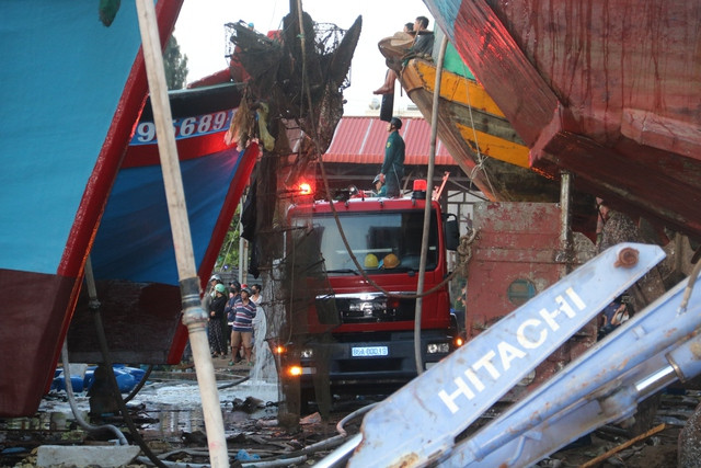  Tuy nhiên, ngọn lửa từ các con tàu sau khi dập lắng xuống lại tiếp tục bốc cháy trở lại do bên dưới nghi còn dầu trong khoang máy.