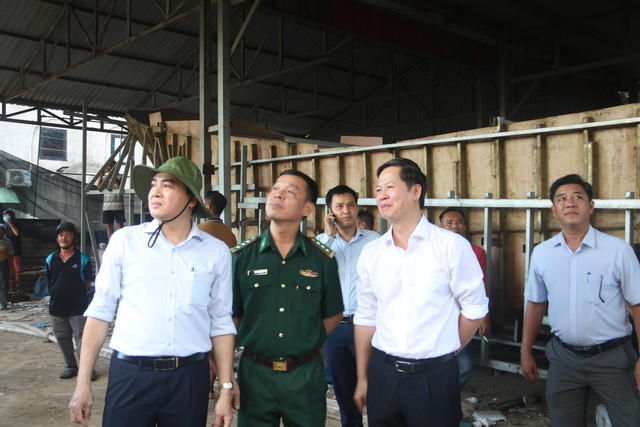 Chủ tịch HĐND tỉnh, Chủ tịch UBND tỉnh Bình Thuận cùng rời cuộc họp chiều nay để chỉ đạo chữa cháy. Xung quanh các tàu bị cháy, vẫn còn hàng chục tàu cá khác đang neo đậu nên việc khống chế, thu gọn đám cháy không để lây lan là ưu tiên hàng đầu khi trời đã về tối.