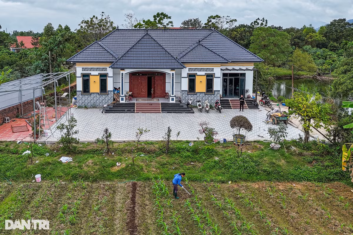 Gần 20 năm trước, chị Lý Thị Loan (42 tuổi, trú thôn Đại Quang, xã Ngọc Thanh, TP Vĩnh Yên, tỉnh Vĩnh Phúc, dân tộc Sán Dìu) nên duyên vợ chồng cùng anh Lê Duy Hưng (42 tuổi). Sau nhiều năm chăm chỉ làm ăn, tích góp, đến năm 2022 vợ chồng chị khởi công xây dựng căn nhà vườn rộng hơn 200m2. Chị Loan cho biết, sau gần một năm xây dựng, căn nhà đã hoàn thiện những công đoạn cuối cùng, chưa có tường rào. Tổng kinh phí xây dựng khoảng 1,8 tỷ đồng.