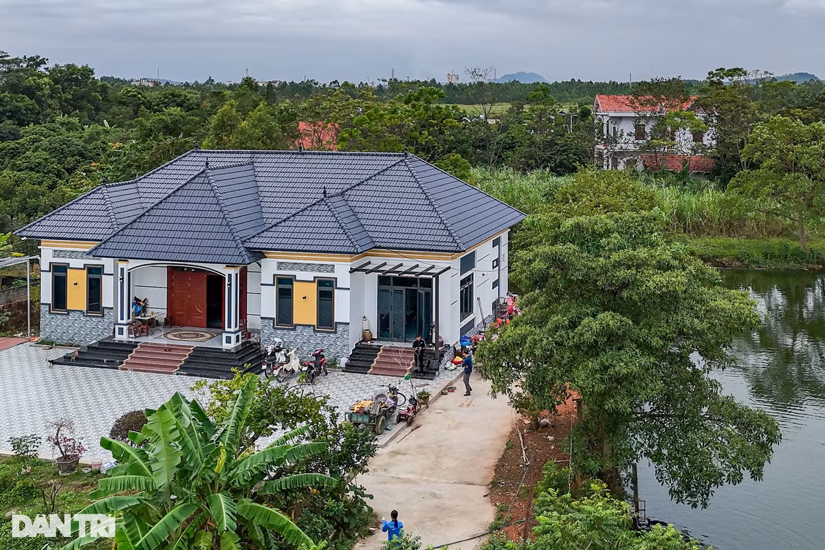 Căn nhà khang trang nằm nổi bật giữa thôn Đại Quang. Để có được cơ ngơi như hôm nay, vợ chồng chị Loan đã phải bươn chải đủ nghề, đi lên từ hai bàn tay trắng. "Ngày mới lấy nhau về, vợ chồng tôi đi làm thuê, làm mướn khắp nơi rồi chuyển sang mô hình trang trại, trồng cây, dần mới xây dựng được như ngày hôm nay", chị Loan bộc bạch.