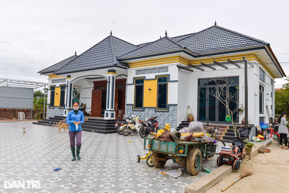 Hiện anh Lê Duy Hưng (chồng chị Loan) mở cơ sở kinh doanh vận tải khách du lịch; còn chị Loan hàng ngày chăm vườn, chăn nuôi bò, gà, vịt, cá... Cuộc sống gia đình nhiều lúc gặp khó khăn nhưng vợ chồng luôn yêu thương, chia sẻ, cùng nhau vượt qua mọi việc. Chị cho biết, thu nhập từ việc làm vườn, chăn nuôi một năm khoảng 150-200 triệu đồng. "Công việc của tôi diễn ra từ sáng sớm đến tối mịt. Sáng dậy sớm cho gà, vịt, bò ăn rồi chăm vườn, đến chiều lại kiểm đếm gia cầm, chăm sóc gia đình", chị chia sẻ và tâm sự để có được cơ ngơi như hôm nay hai vợ chồng đã cố gắng, nỗ lực rất nhiều.