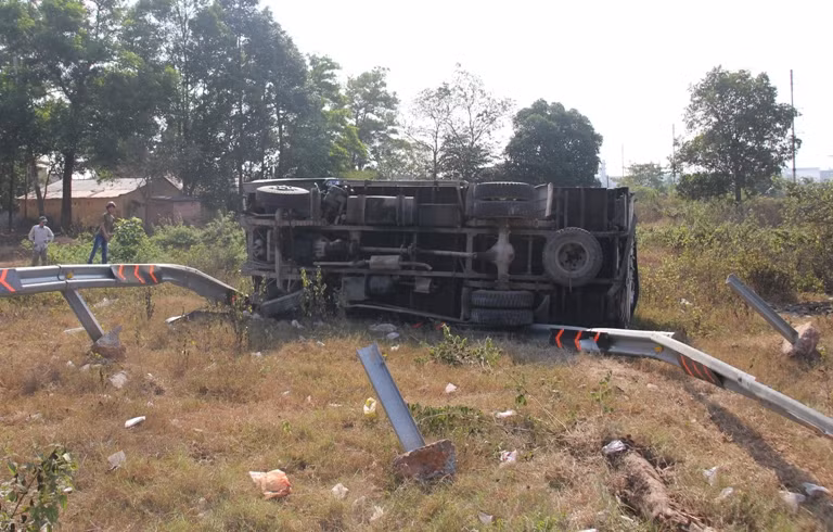 ...và lật nhào cùng toàn bộ hàng hóa.