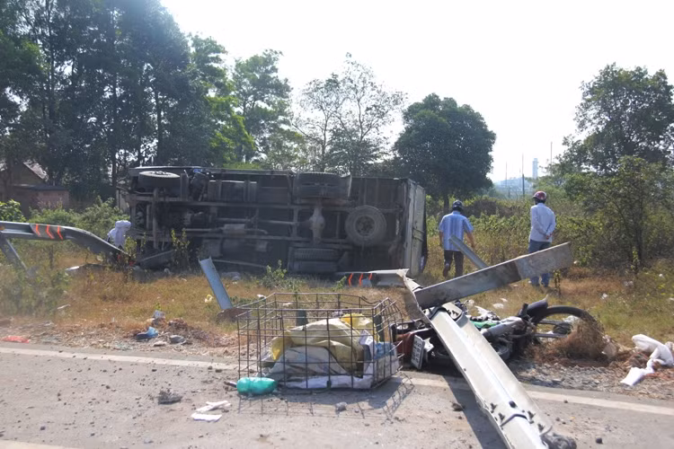 Chiếc xe tải mất thắng tông gãy hàng loạt dải barie, đè bẹp xe và làm trọng thương người bán hàng...