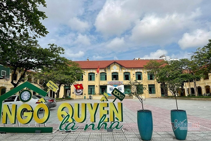 Nu giao vien mac COVID-19, hon 250 hoc sinh nghi hoc khan cap