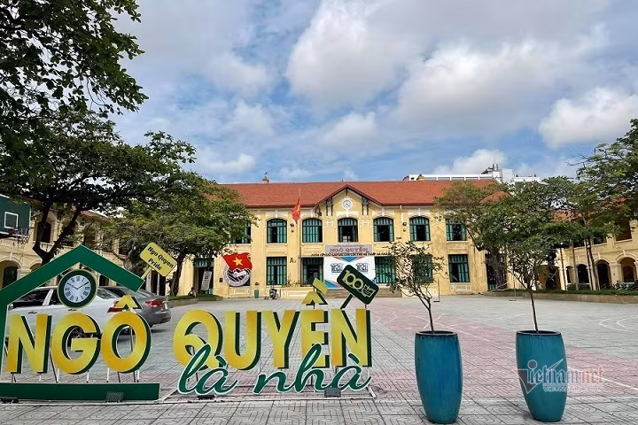 Nu giao vien mac COVID-19, hon 250 hoc sinh nghi hoc khan cap