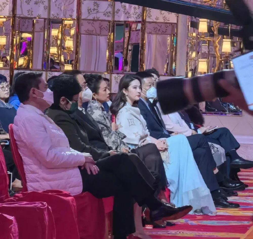 Voc dang Chuong Tu Di lu mo dan em Luu Diec Phi