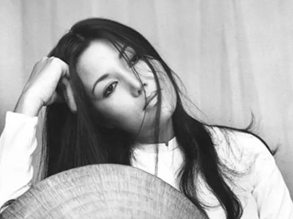 hế nhưng, khi đang ở trên đỉnh vinh quang, Kiều Chinh bất ngờ gặp biến cố rồi cùng gia đình chuyển sang Canada sinh sống. Tại đất nước xa lạ, người phụ nữ "hồng nhan" này đã phải trải qua thời kỳ tị nạn đầy khó khăn và nước mắt. Bà phải làm việc cực khổ trong các trại lao động, kể cả những công việc thấp kém nhất mà một nghệ sĩ từng đứng trên đỉnh hào quang và danh vọng chắc chắn chưa bao giờ nghĩ tới. Có đôi lúc việc làm duy nhất bà kiếm được là đi hót phân gà hoặc quét dọn để kiếm vài đồng trang trải cuộc sống.