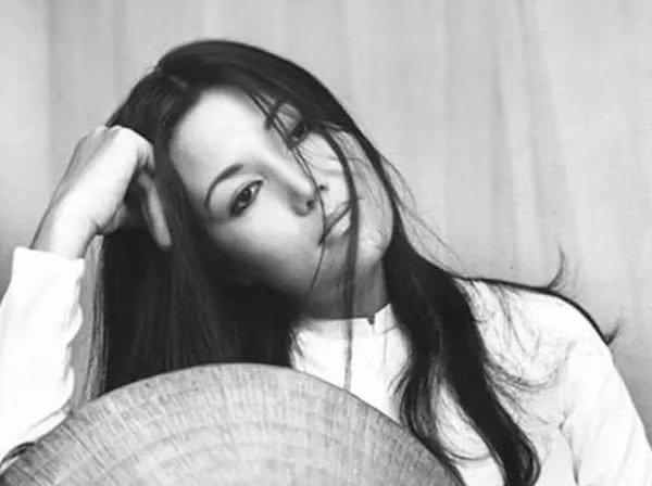 Thế nhưng, khi đang ở trên đỉnh vinh quang, Kiều Chinh bất ngờ gặp biến cố rồi cùng gia đình chuyển sang Canada sinh sống. Tại đất nước xa lạ, người phụ nữ "hồng nhan" này đã phải trải qua thời kỳ tị nạn đầy khó khăn và nước mắt. Bà phải làm việc cực khổ trong các trại lao động, kể cả những công việc thấp kém nhất mà một nghệ sĩ từng đứng trên đỉnh hào quang và danh vọng chắc chắn chưa bao giờ nghĩ tới. Có đôi lúc việc làm duy nhất bà kiếm được là đi hót phân gà hoặc quét dọn để kiếm vài đồng trang trải cuộc sống.