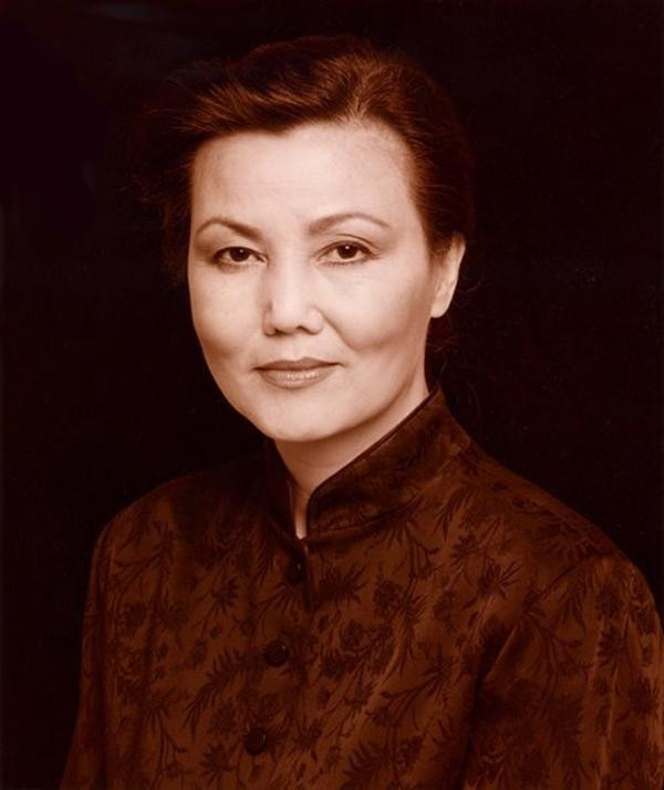 hưng với phẩm chất của một tiểu thư danh giá, Kiều Chinh hiểu rằng đây không phải cuộc đời của mình và tương lai của các con. Bà bèn tìm mọi cách liên lạc với những người quen biết. Nhờ sự bảo lãnh của người bạn cũ là Tippi Hedren (tài tử điện ảnh Mỹ nổi tiếng trong phim The Bird của đạo diễn Hitchcock mà Kiều Chinh đã gặp khi Tippy Hedren thăm Sài Gòn năm 1965). Cuối cùng, Kiều Chinh được Tippy bảo trợ, định cư tại Mỹ.