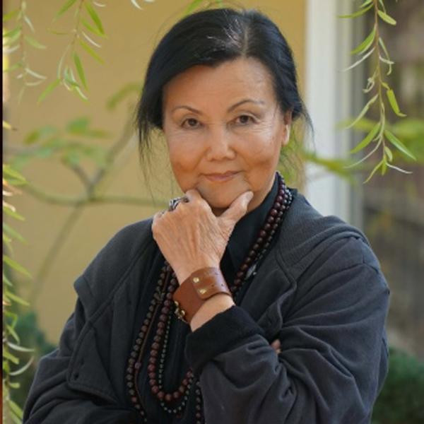 hông chỉ được các đạo diễn ưu ái, Kiều Chinh còn liên tiếp giành nhiều giải thưởng danh giá. Năm 1996, bà nhận giải Emmy cho phim tài liệu Kieu Chinh: A Journey Home của đạo diễn Patrick Perez/KTTV. Năm 2003, Kiều Chinh được trao giải thưởng Thành tựu Suốt đời (Lifetime Achievement Award).