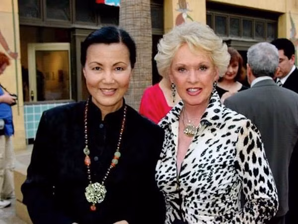 Đặt chân đến đất Mỹ vào năm 38 tuổi, những tưởng Kiều Chinh đã bước qua dốc bên kia sự nghiệp nhưng bà lại rất có duyên với Hollywood, dần dần trở thành diễn viên Việt Nam đầu tiên thành công ở mảnh đất khắc nghiệt bậc nhất ngành điện ảnh thế giới.